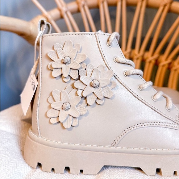Zara Kids Floral Lace Up Boots 

Size : 12 (29) 

Condition : NWT! - Picture 4 of 4
